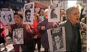 Anti-Pinochet protesters show pictures of 'the disappeared'