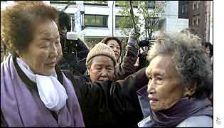 Filipino Tomasa Salinog, right, and South Korean Lee Yong-soo - both former comfort women
