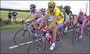 David Millar (centre) leads the Tour de France in 2000