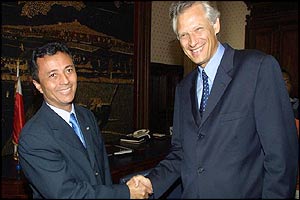 French Foreign Minister Dominique de Villepin shakes hands with President Ravalomanana 