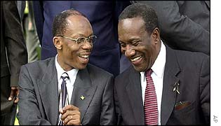 Haiti's President Jean-Bertrand Aristide (L) talks to Caricom Secretary General Edwin Carrington
