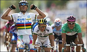 Oscar Freire (left) wins stage two ahead of Robbie McEwen (centre) and Erik Zabel (right)