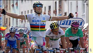 Oscar Friere (left) pips Robbie McEwen (centre) and Erik Zabel (right)