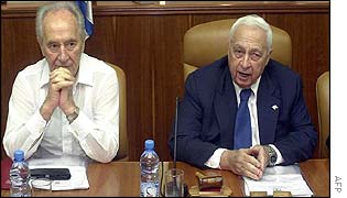 Israeli Foreign Minister Shimon Peres (l) with Israeli Prime Minister Ariel Sharon