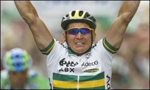 Robbie McEwen celebrates his stage victory
