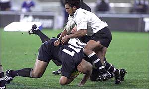 Jonah Lomu (wearing number 11)