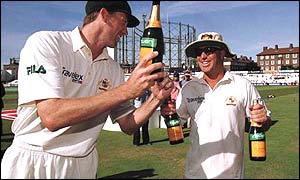 Glann McGrath and Shane Warne celebrate at The Oval
