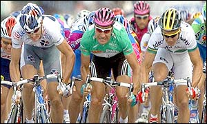McEwen (right) outsprinted Erik Zabel (centre) and Baden Cooke (left)