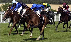 Noverre (centre) wins the 2001 Sussex Stakes