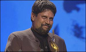 Kapil Dev accepts his Indian Cricketer of the Century award