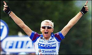 Dario Frigo celebrates his Tour victory