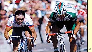 Thor Hushovd (right) edges out Christophe Mengin