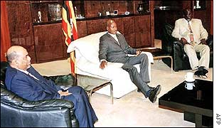 President Omar al-Bashir (l), Ugandan President Yoweri Museveni (c), and SPLA's John Garang (r)
