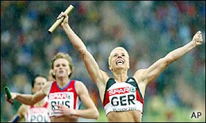 Breuer crosses the line to secure gold for the 4x400m women's team
