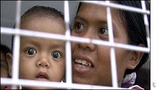 A Filipino mother and child wait for deportation