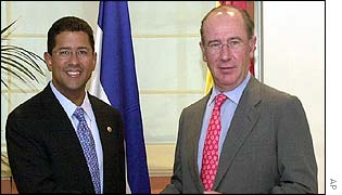 El Salvador President Francisco Flores (left) and  Spanish vice premier and Economy Minister Rodrigo Rato