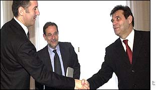 Montenegrin President Milo Djukanovic (left) shakes hands with Yugoslav President Vojislav Kostunica while EU's  Foreign Envoy Javier Solana looks on