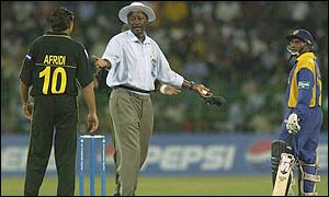 A row erupts between Pakistan bowler Shahid Afridi and  Sri Lanka batsman Aravinda de Silva 