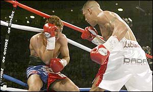 Fernando Vargas has the better of the early rounds  against Oscar De La Hoya