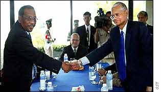 Rebel negotiator Anton Balasingham (L) and GL Peiris for the government at Thailand talks