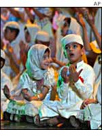 Iraqi children on stage