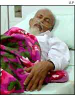 Abu Bakar Ba'asyir lying in a hospital bed