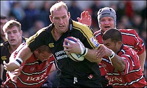Lawrence Dallaglio of Wasps breaks through the tackles of Phil Vickery and Robert Todd of Gloucester