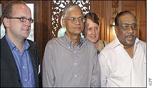 Tiger delegate Anton Balasingham (R) with government minister GL Peiris (C) and Norwegian mediator  Vidar Helgerson (L)