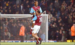 West Ham's Jermain Defoe's late equaliser earns the Hammers a valuable point  