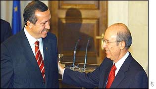 Tayyip Erdogan (left) and Costas Simitis at their press conference on Monday