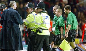 Arsenal boss Arsene Wenger (left) berates referee Paul Durkin (second from right) 