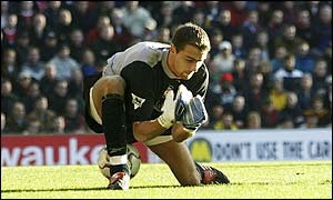 Jerzy Dudek drops the ball and allows Diego Forlan to put Man Utd ahead