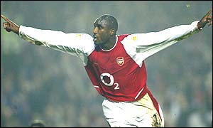 Sol Campbell celebrates after putting Arsenal 1-0 up on the stroke of half-time
