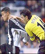 Jermaine Jenas and Gus Poyet  in a tangle