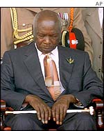 Daniel arap Moi prays during  his successor's inauguration