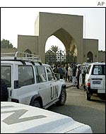 UN inspectors outside a presidential palace