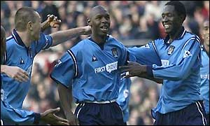 Man City players congratulate Shaun Goater