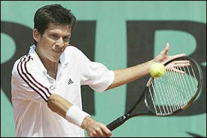 Henman returns a forehand to Voltchkov 
