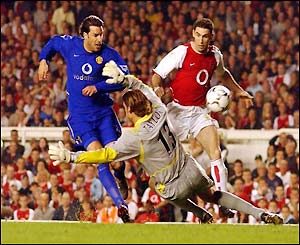 Ruud van Nistelrooy scores the opener after 25 minutes