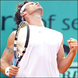 Carlos Moya winces at a narrowly missed shot