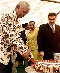 Nelson Mandela cuts the birthday cake