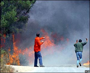 Firefighter calls out to resident as flames approach them in Vila de Rei, central Portugal