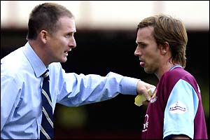Glenn Roeder debates a point with David Connolly   