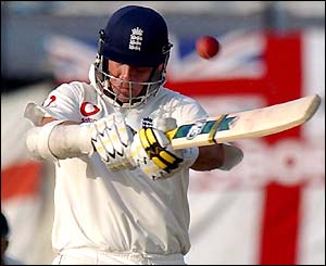 Marcus trescothick pulls the ball