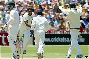 Indian spinner celebrates Anil Kumble dismissing Australia's Brad Williams