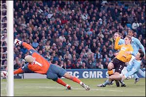 Garry Flitcroft scores Blackburn's equaliser against Manchester City