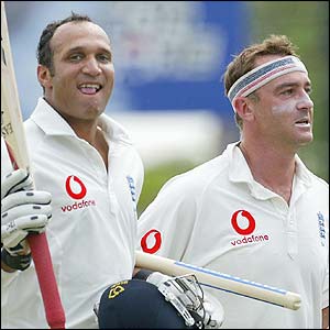 Mark Butcher and Graham Thorpe  celebrate victory