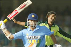 Sourav Ganguly  is dismissed by Shoaib Akhtar 
