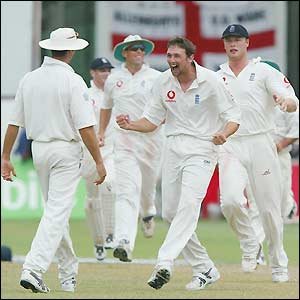 Harmison removes Lara and claims his 22nd wicket of the Test series