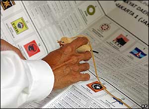 Voter uses a nail to punch his ballot 